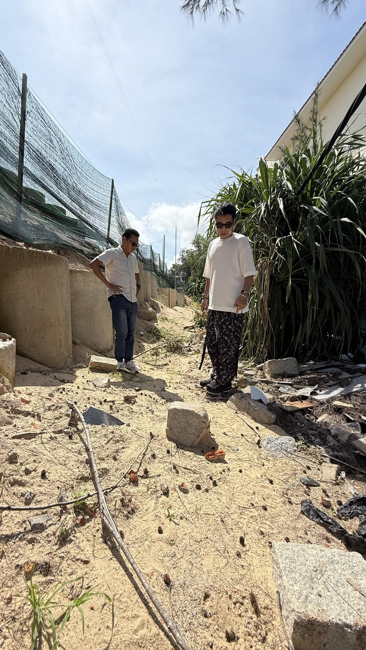  Vị trí bức tường đá chẻ đã bị hủy hoại. (Ảnh:  L.T.Bình)