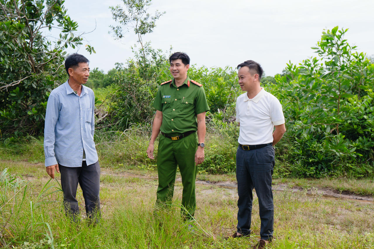 Lực lượng chức năng vận động các hộ dân trong khu vực.