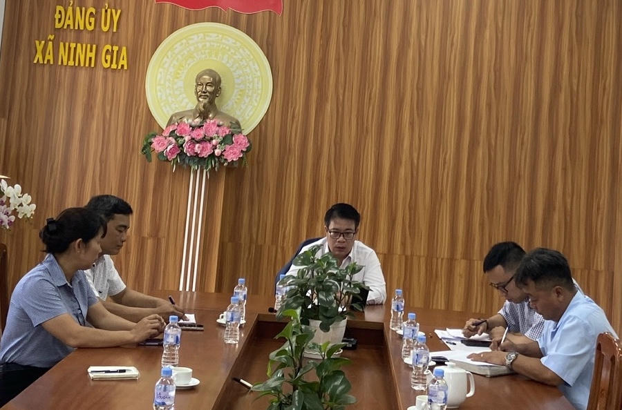Ông Nguyễn Ngọc Phúc làm việc tại xã Ninh Gia.