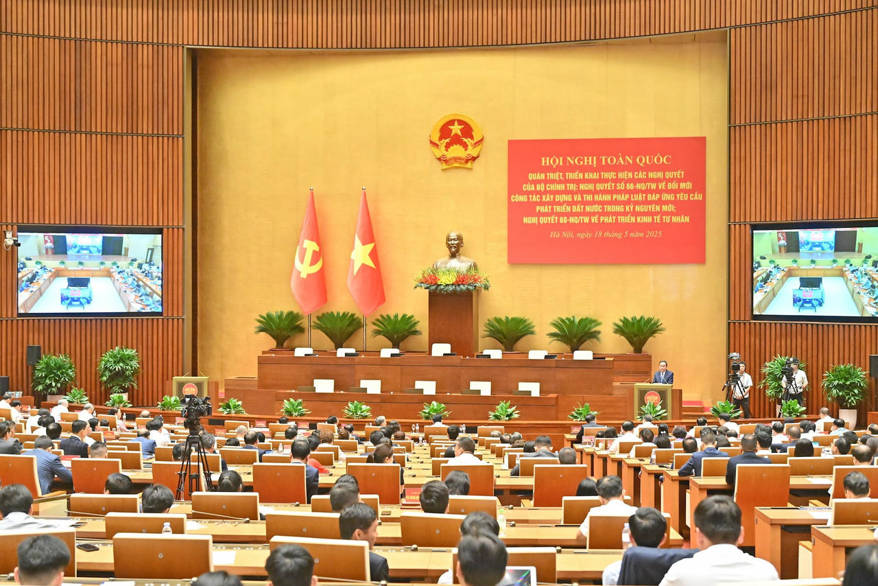 Sáng 18/5/2025, tại Phòng họp Diên Hồng (Nhà Quốc hội), Bộ Chính trị, Ban Bí thư tổ chức Hội nghị toàn quốc quán triệt và triển khai thực hiện Nghị quyết số 66-NQ/TW, ngày 30-4-2025 của Bộ Chính trị về đổi mới công tác xây dựng thi hành pháp luật đáp ứng yêu cầu phát triển đất nước trong kỷ nguyên mới và Nghị quyết số 68-NQ/TW, ngày 4-5-2025 của Bộ Chính trị về phát triển kinh tế tư nhân.