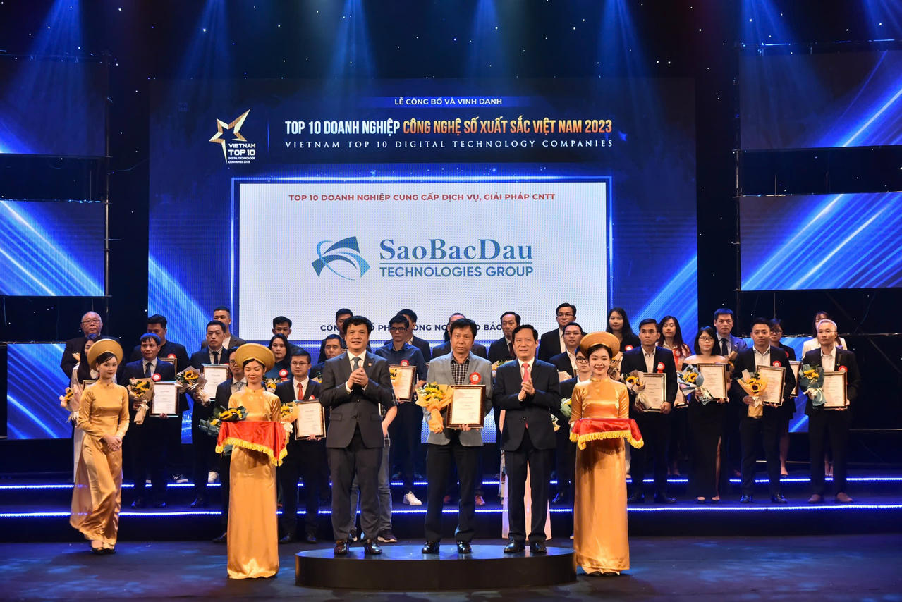 Đại diện Công ty Sao Bắc Đẩu nhận chứng nhận top 10 Doanh nghiệp Công nghệ số xuất sắc Việt Nam 2023.