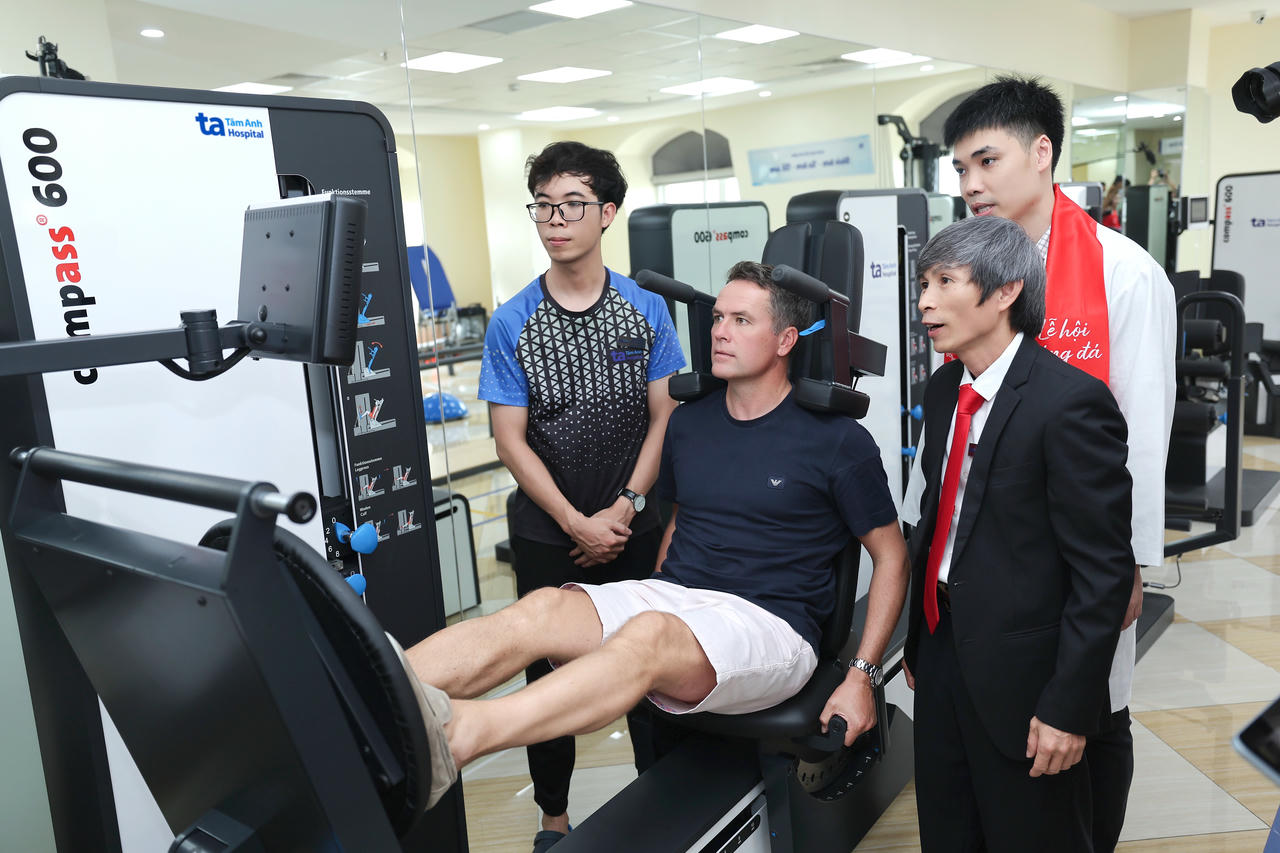 Huyền thoại Michael Owen trải nghiệm hệ thống thiết bị tập luyện và đánh giá sức mạnh cơ bắp Compass 600 giúp đánh giá và huấn luyện sức mạnh cơ bắp. Ảnh: BVĐK Tâm Anh