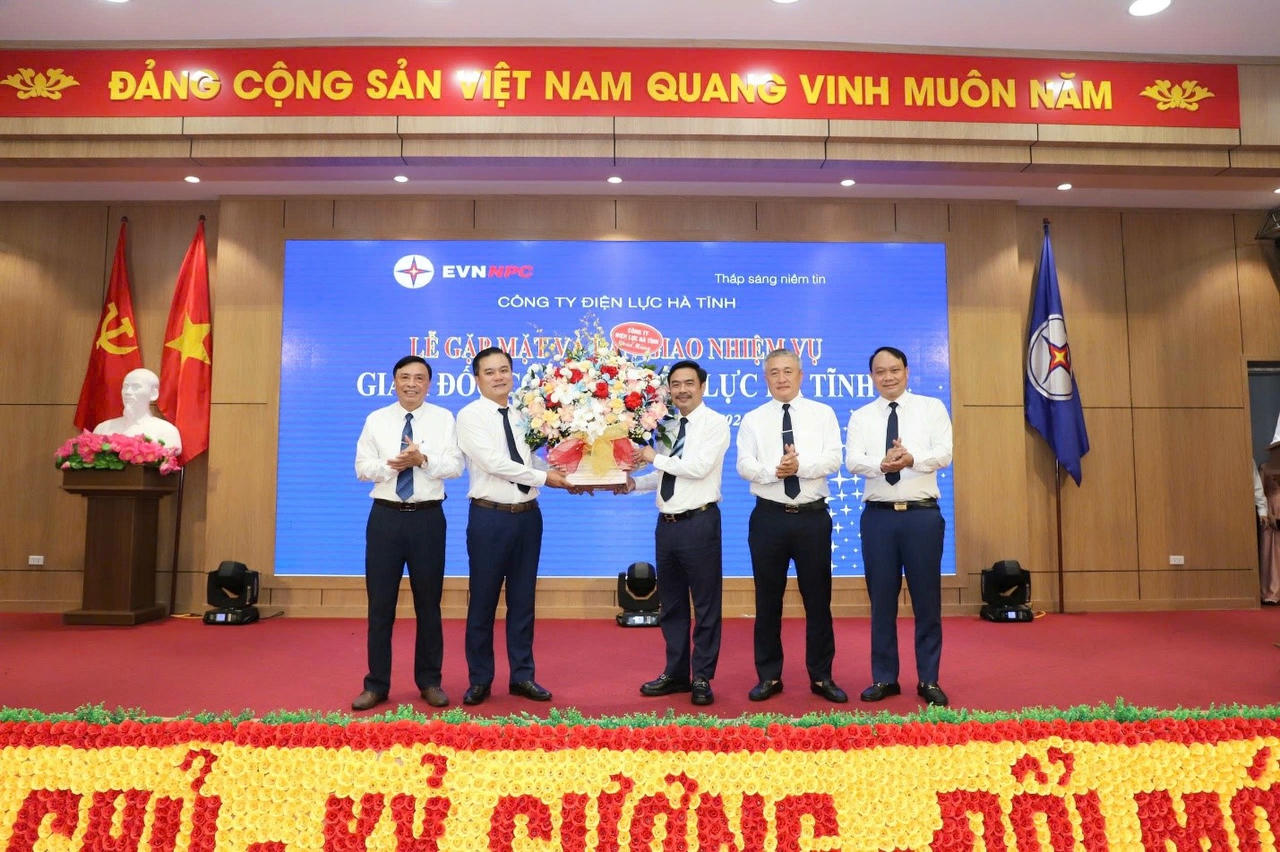 Tân Giám đốc Công ty Điện lực Hà Tĩnh nhận nhiệm vụ mới. Ảnh: PV