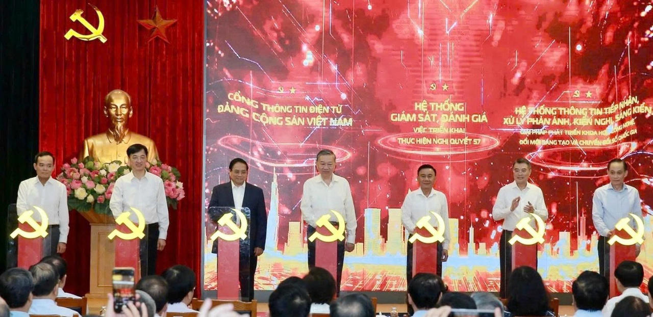 Tổng Bí thư Tô Lâm, Thủ tướng Chính phủ Phạm Minh Chính và các thành viên Ban Chỉ đạo Trung ương ấn nút khai trương, ra mắt 3 nền tảng số phục vụ giám sát triển khai Nghị quyết 57-NQ/TW