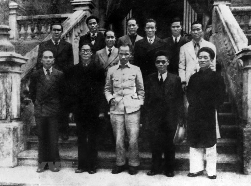 Chủ tịch Hồ Chí Minh và các thành viên Chính phủ lâm thời sau phiên họp Chính phủ đầu tiên ngày 03/9/1945 (Bộ trưởng Bộ Tư pháp Vũ Trọng Khánh, đứng thứ hai, hàng thứ 2 từ phải qua). Ảnh: TTXVN
