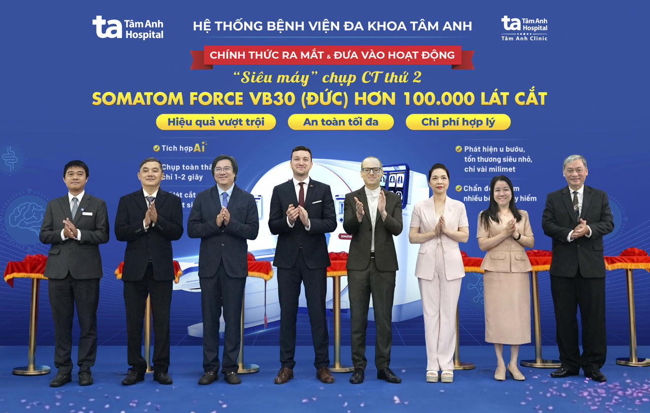 Lãnh đạo Hệ thống Bệnh viện Đa khoa Tâm Anh và các đại biểu tham gia lễ cắt băng khánh thành và công bố chính thức đưa vào sử dụng máy CT hơn 100.000 lát cắt ở Bệnh viện Tâm Anh tại Quận 7. Ảnh: BVĐK Tâm Anh