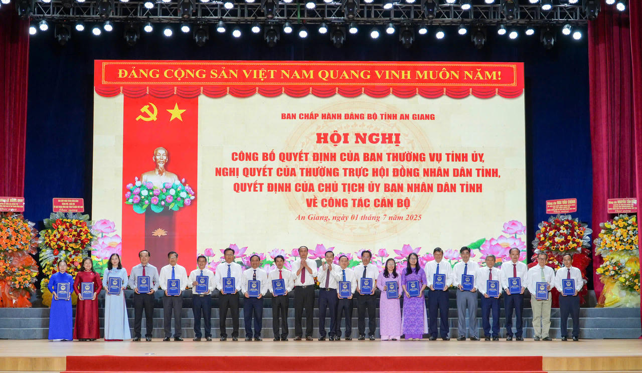 Trao quyết định bộ nhiệm cho lãnh đạo sở, ngành tỉnh