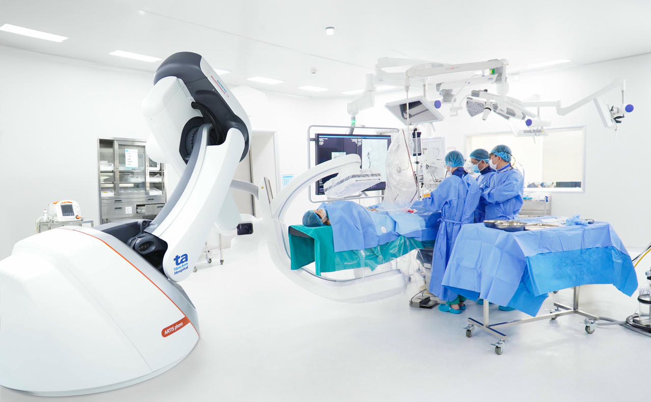 Hệ thống phòng mổ Hybrid tích hợp cánh tay Robot Artis Pheno hỗ trợ bác sĩ trong các ca phẫu thuật chấn thương phức tạp cho các vận động viên. Ảnh: BVĐK Tâm Anh