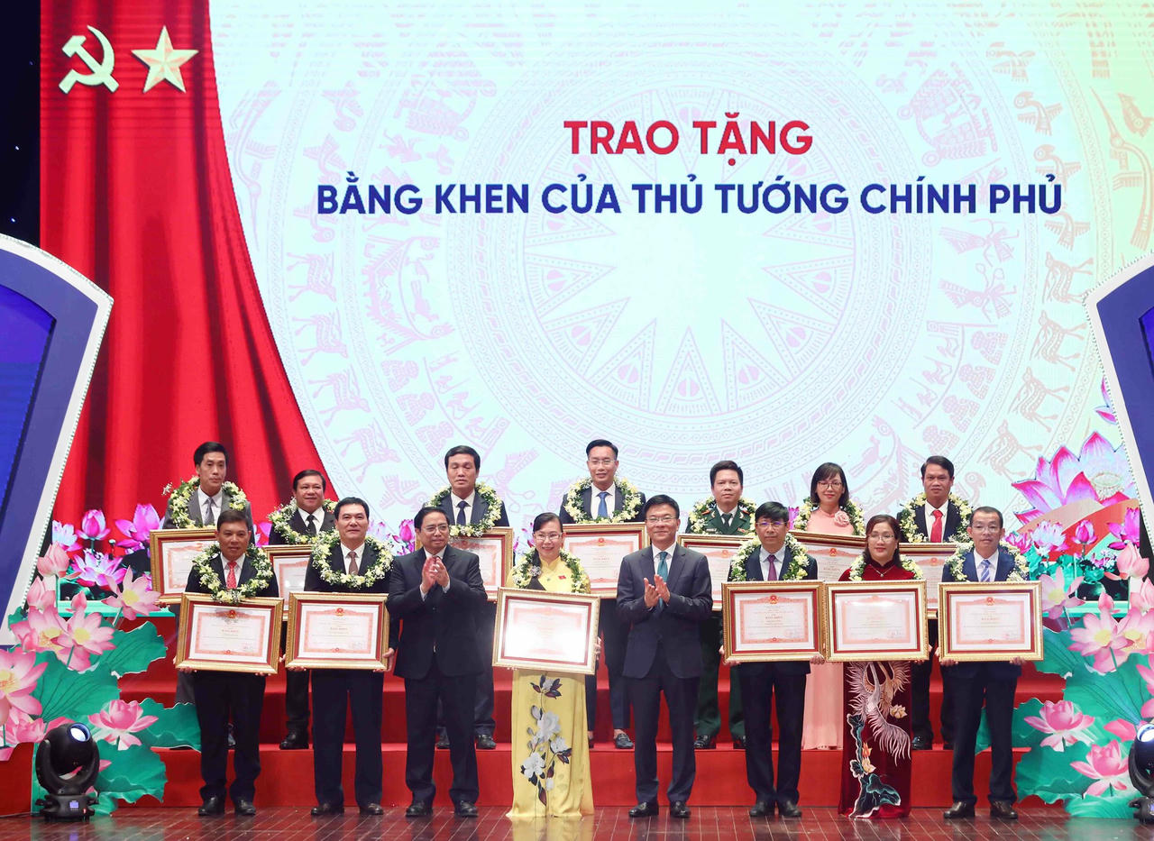 Thủ tướng Phạm Minh Chính và Bộ trưởng Bộ Tư pháp Lê Thành Long trao bằng khen của Thủ tướng Chính phủ cho các cá nhân, tập thể có thành tích xuất sắc tại Lễ hưởng ứng Ngày Pháp luật Việt Nam (9/11/2022).