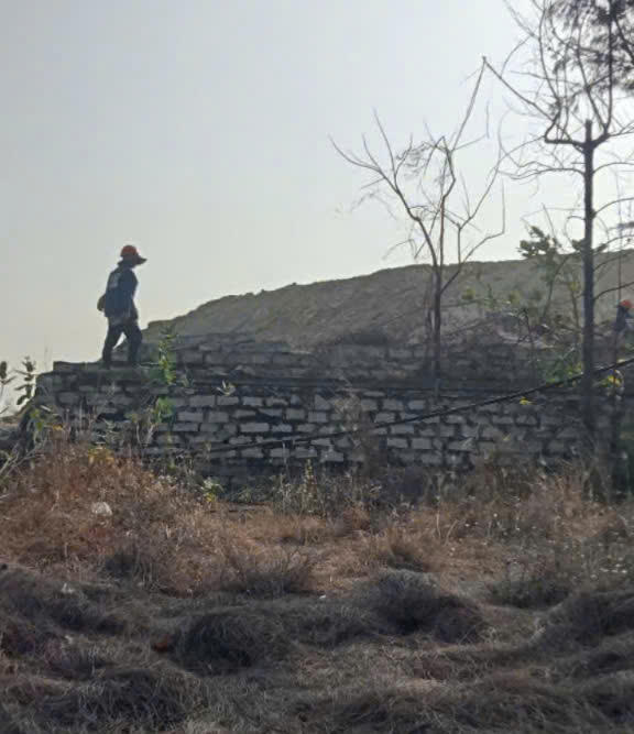 Bức tường đá chẻ trước khi bị hủy hoại. (Hình: Bạn đọc cung cấp)