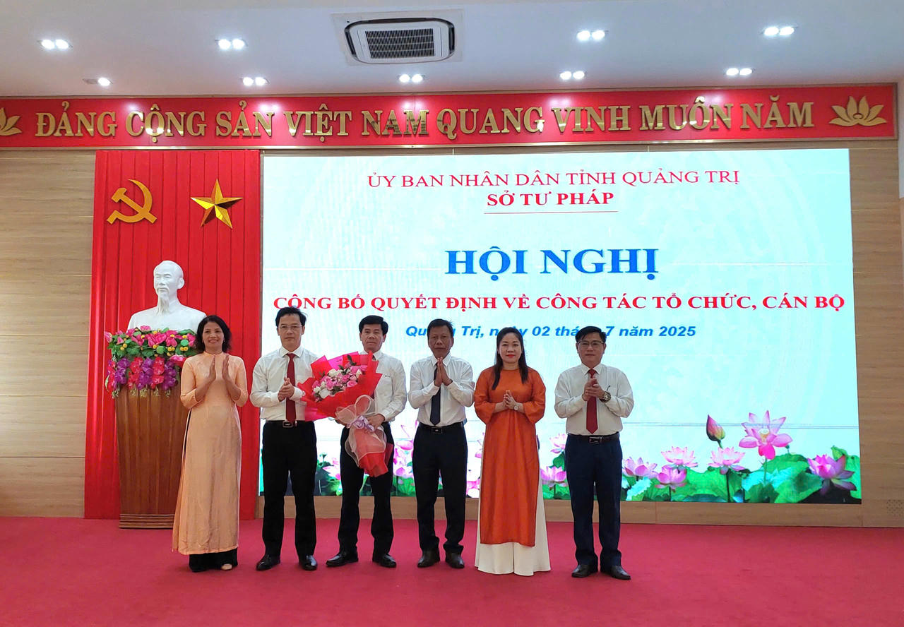 Ông Hoàng Kỳ, nguyên Giám đốc Sở Tư pháp tỉnh Quảng Trị (cũ) tặng hoa chúc mừng Ban Giám đốc Sở Tư pháp tỉnh Quảng Trị mới.