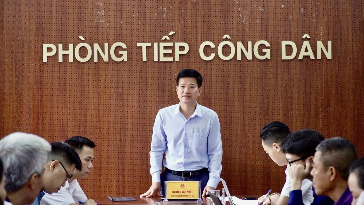 Chủ tịch UBND phường Lào Cai Nguyễn Văn Nhất giải đáp thắc mắc của người dân