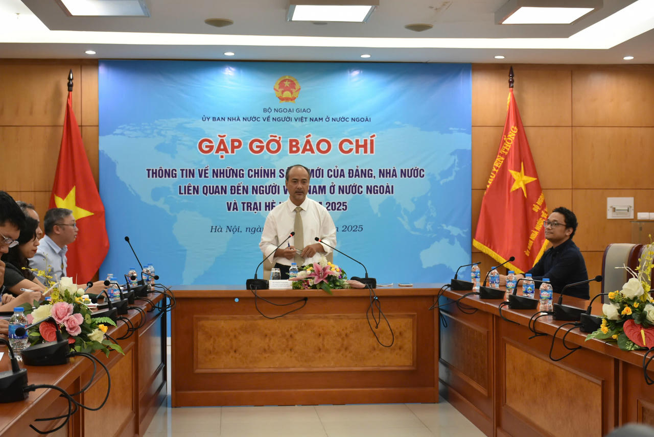 Chủ nhiệm Ủy ban Nhà nước về NVNONN Nguyễn Trung Kiên thông tin tại cuộc gặp.