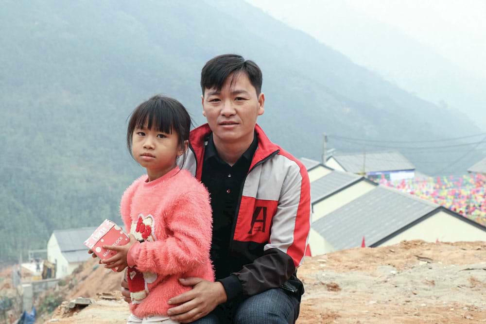 Anh Ma Seo Chứ tại khu tái thiết mới của thôn Kho Vàng (Ảnh: NVCC).