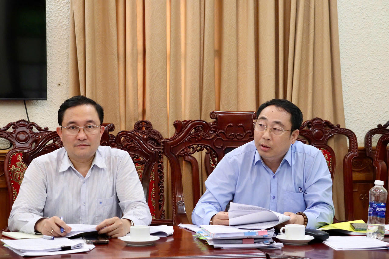 Cục trưởng Cục PBGDPL&TGPL (bên phải) trình bày tại buổi làm việc