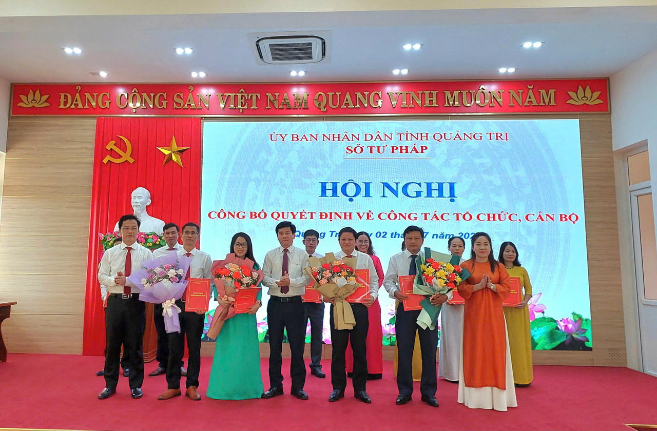 Trao các quyết định về công tác cán bộ.
