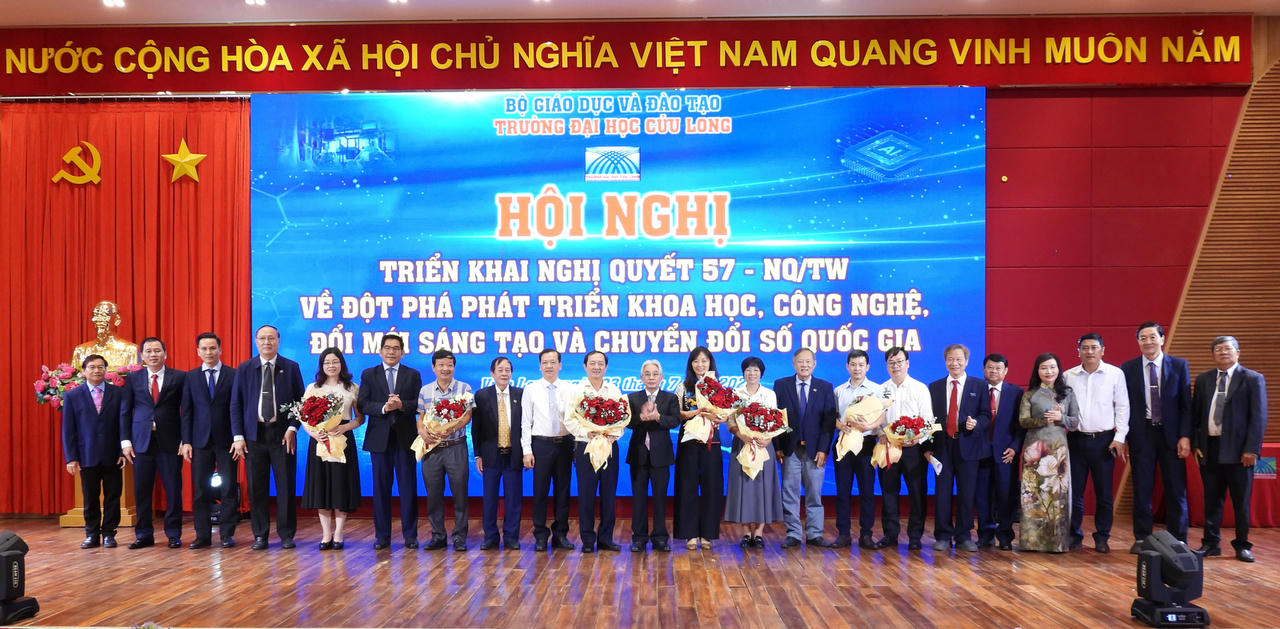 Đại biểu chụp hình lưu niệm