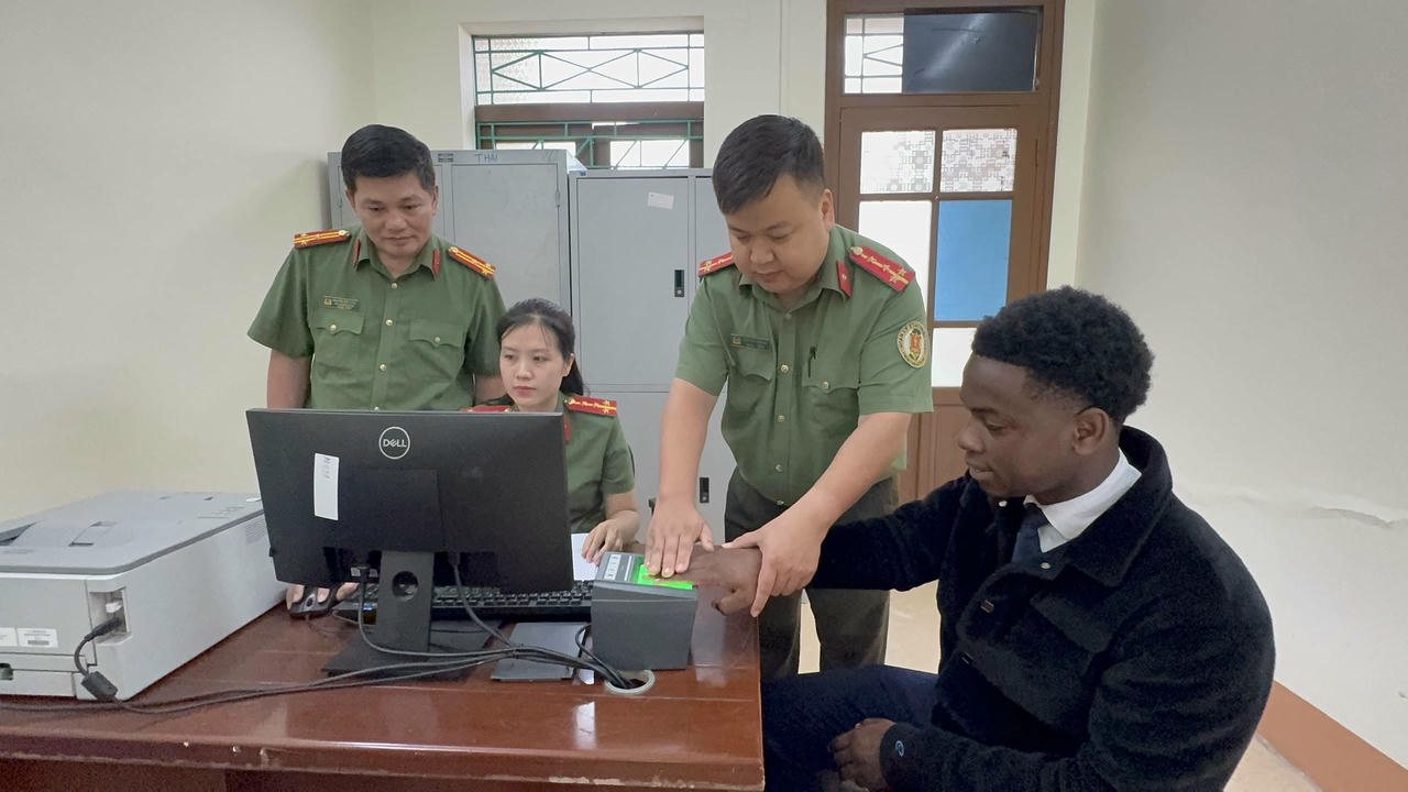 Công an tỉnh Lào Cai triển khai cấp định danh điện tử mức độ 2 cho người nước ngoài từ ngày 01/7/2025