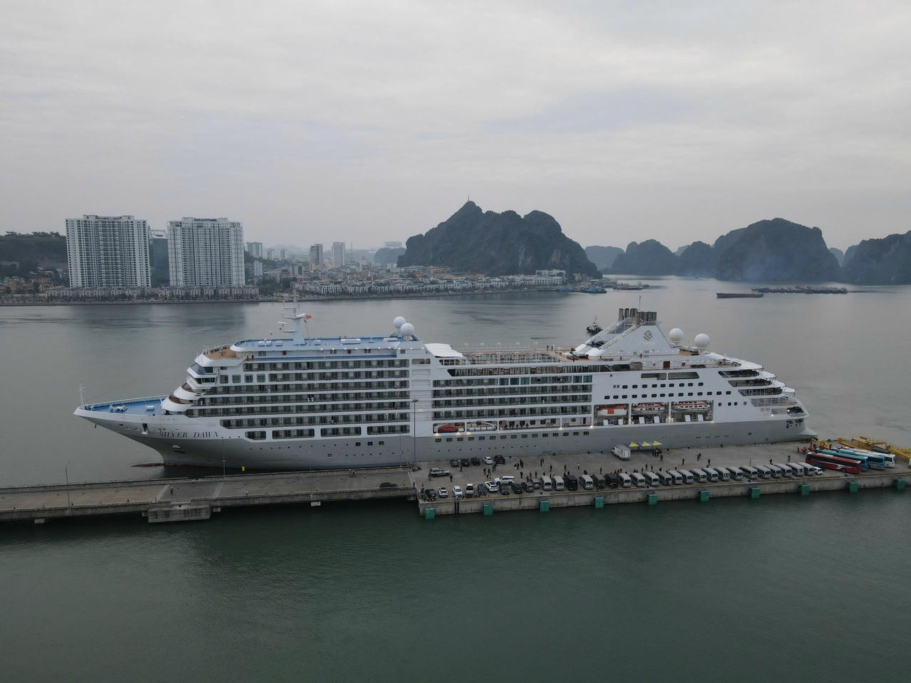 Doanh thu dịch vụ cảng biển ước đạt trên 25 nghìn tỷ đồng vào năm 2025, sản lượng hàng hóa thông qua cảng khoảng 628 triệu tấn, tổng lưu lượng vận tải biển đạt trên 293.000 lượt khách.