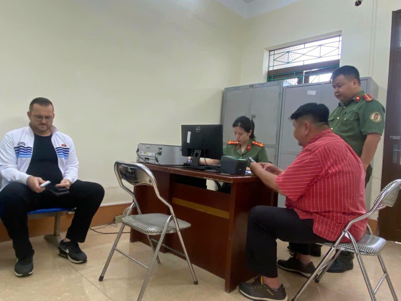 Nhiều người nước ngoài đến làm thủ tục để được cấp định danh điện tử mức độ 2
