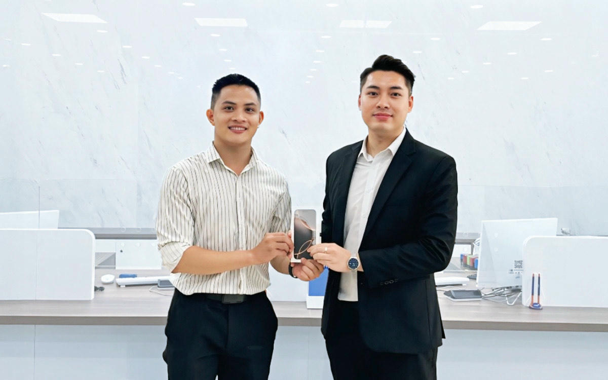 Anh Bạch Trọng Hoàng, khách hàng trúng thưởng iPhone 16 Pro Max tại VIB Cộng Hòa.