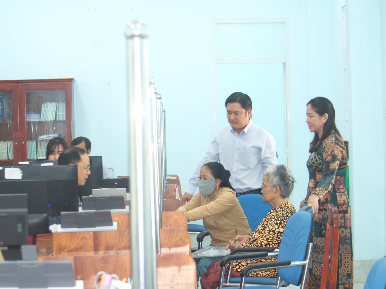 Trong 2 ngày đầu tiếp nhận và giải quyết thủ tục hành chính tại đơn vị hành chính mới, bà Lê Kim Thúy - Bí thư Đảng ủy xã Vĩnh Mỹ cùng ông Trần Minh Thới - Chủ tịch UBND xã đã trực tiếp có mặt tại trụ sở để hướng dẫn, hỗ trợ người dân.