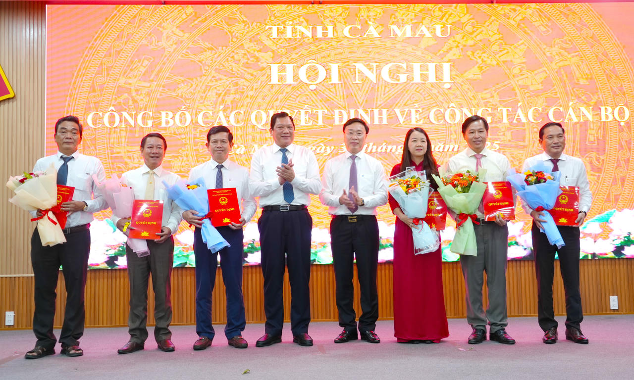 Ông Lâm Văn Bi - Phó Chủ tịch UBND tỉnh (thứ 4 từ trái sang) và ông Huỳnh Hữu Trí - Phó Chủ tịch UBND tỉnh, trao Quyết định về công tác cán bộ cho các Phó Giám đốc Sở Khoa học và Công nghệ (trong đó, có 03 Phó Giám đốc ở Bạc Liêu đến làm việc tại Cà Mau do hợp nhất tỉnh).