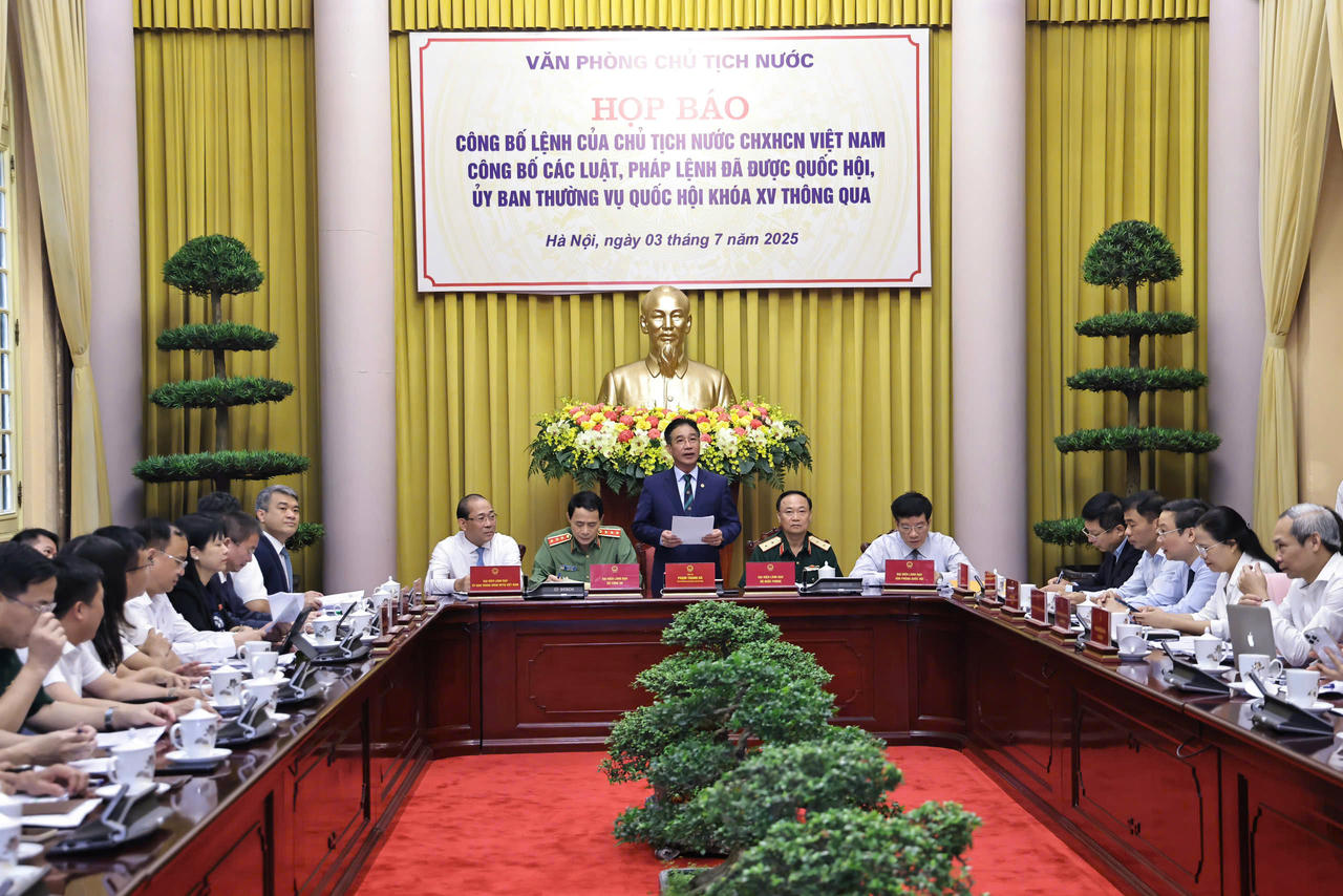 Phó Chủ nhiệm Văn phòng Chủ tịch nước Phạm Thanh Hà đã công bố Lệnh của Chủ tịch nước tại họp báo.