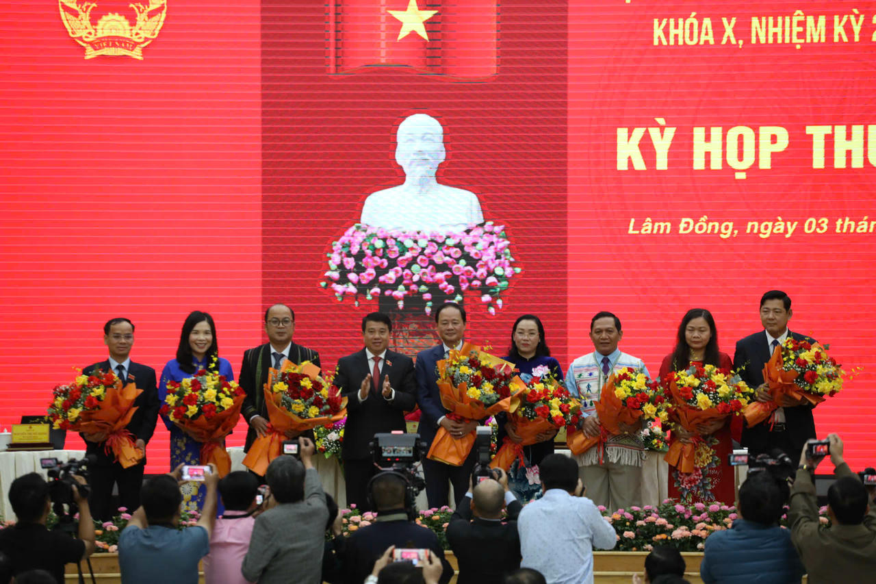 Lãnh đạo Tỉnh uỷ Lâm Đồng chúc mừng Chủ tịch HĐND và các Phó Chủ tịch HĐND tỉnh.