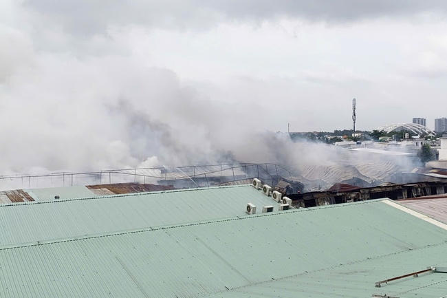 Khói bốc lên nghi ngút.