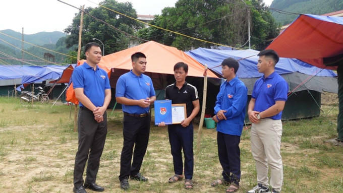 Lãnh đạo Tỉnh đoàn Lào Cai trao tặng giải thưởng 