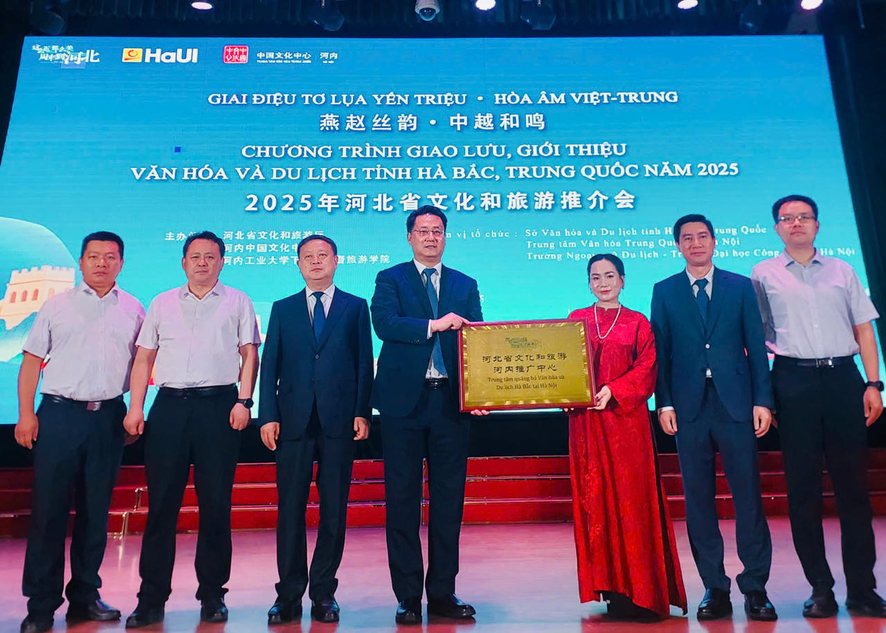 Chương trình có chủ đề “Giai điệu tơ lụa Yến Triệu - Hòa âm Trung Việt” (ảnh T.D)