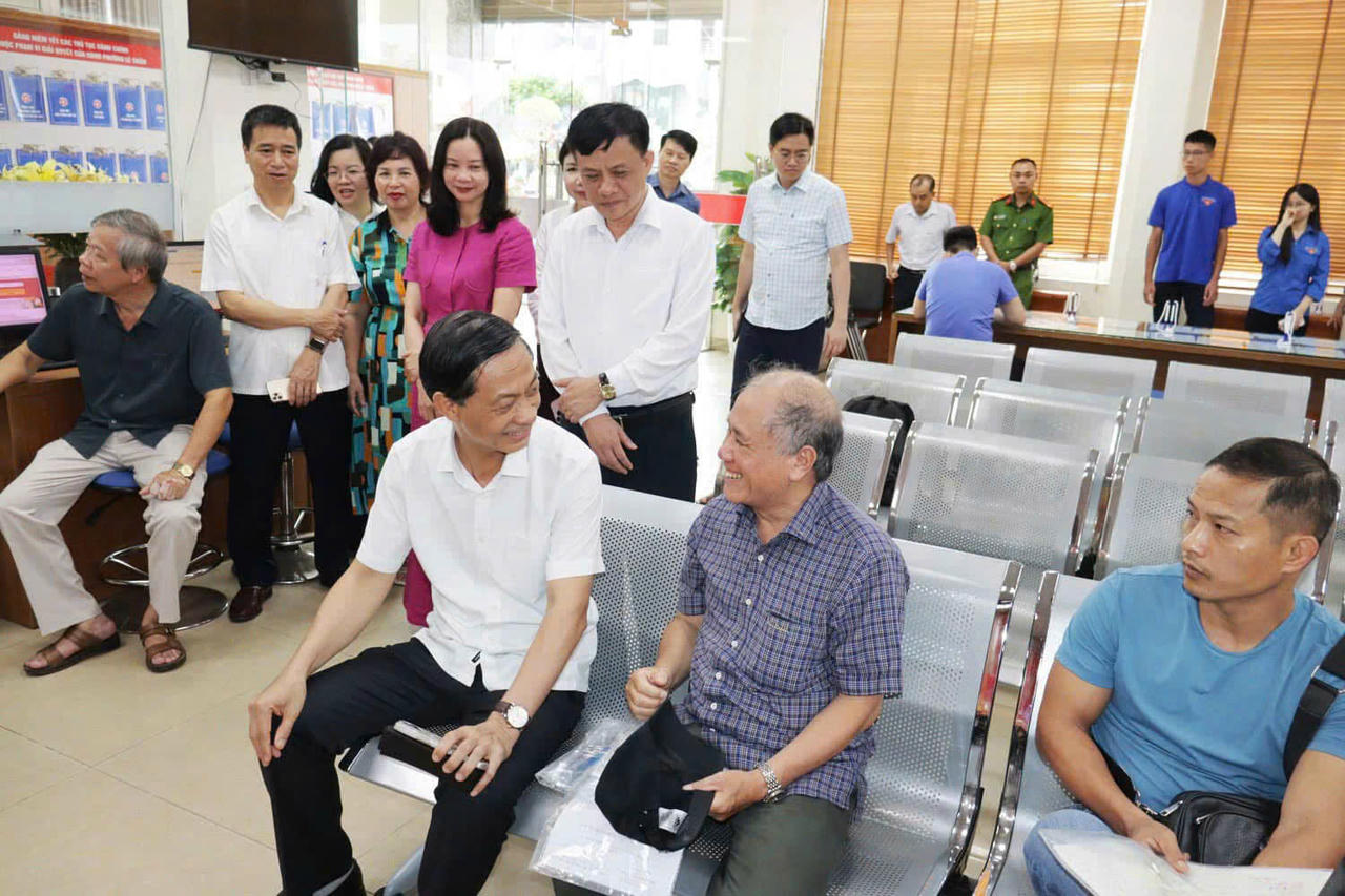 Ông Đỗ Mạnh Hiến - Phó Bí thư Thường trực Thành ủy Hải Phòng cùng đoàn đã trực tiếp khảo sát các khu vực chức năng của Trung tâm Phục vụ hành chính công