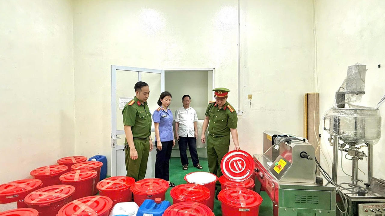 Khởi tố Giám đốc công ty sản xuất hàng nghìn kem chống nắng giả ở Phú Thọ