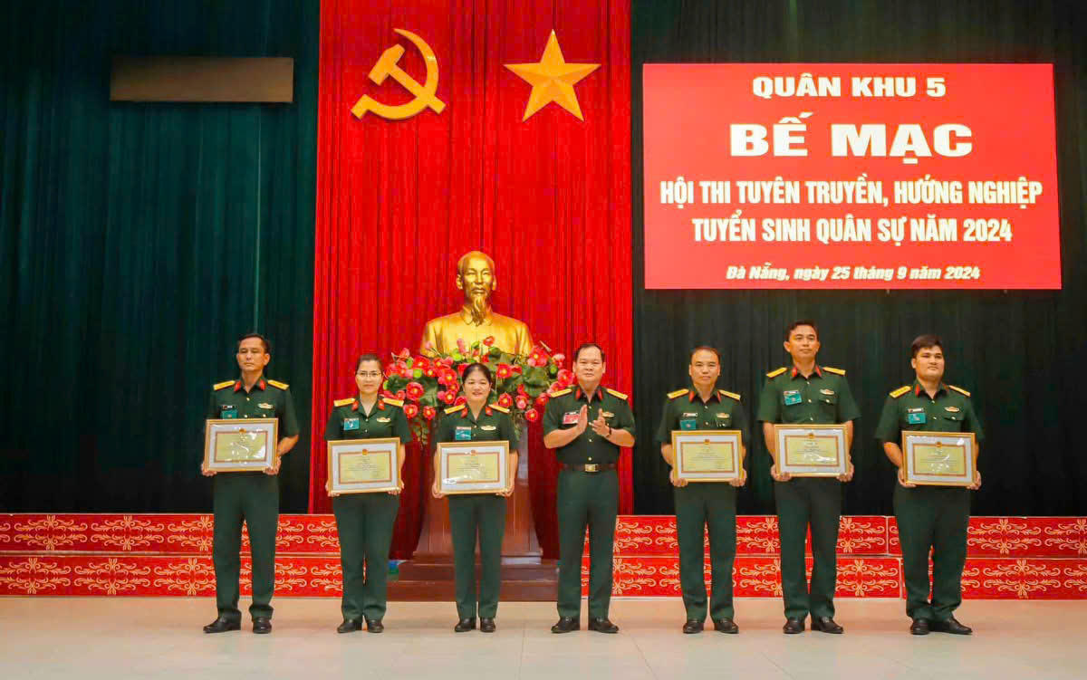 Anh Đinh Trung Khiếu (đầu tiên từ phải qua) đạt giải Ba cấp Quân khu Hội thi tuyên truyền hướng nghiệp tuyển sinh quân sự năm 2024.