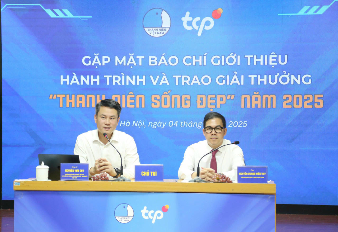 Anh Nguyễn Kim Quy - Ủy viên Ban Thường vụ Trung ương Đoàn, Phó Chủ tịch Thường trực Trung ương Hội LHTN Việt Nam và ông Nguyễn Quang Hiền Huy - Tổng giám đốc Công ty TCP Việt Nam. (Nguồn: Trung ương Hội LHTN Việt Nam)