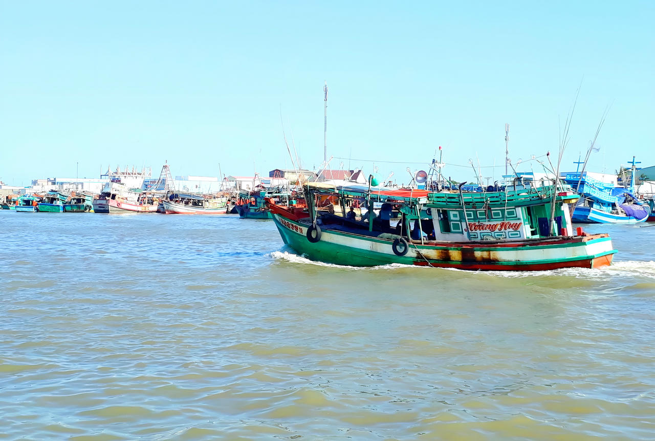 Tại xã Sông Đốc có nhiều tàu cá, đồng thời chủ tàu và ngư dân cam kết đồng hành cùng chính quyền trong nỗ lực gỡ “thẻ vàng”, hướng tới phát triển nghề biển bền vững.