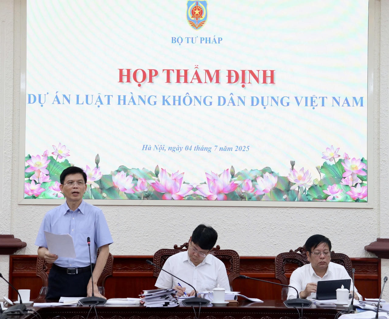 Thứ trưởng Bộ Xây dựng Lê Anh Tuấn trình bày tại phiên thẩm định.