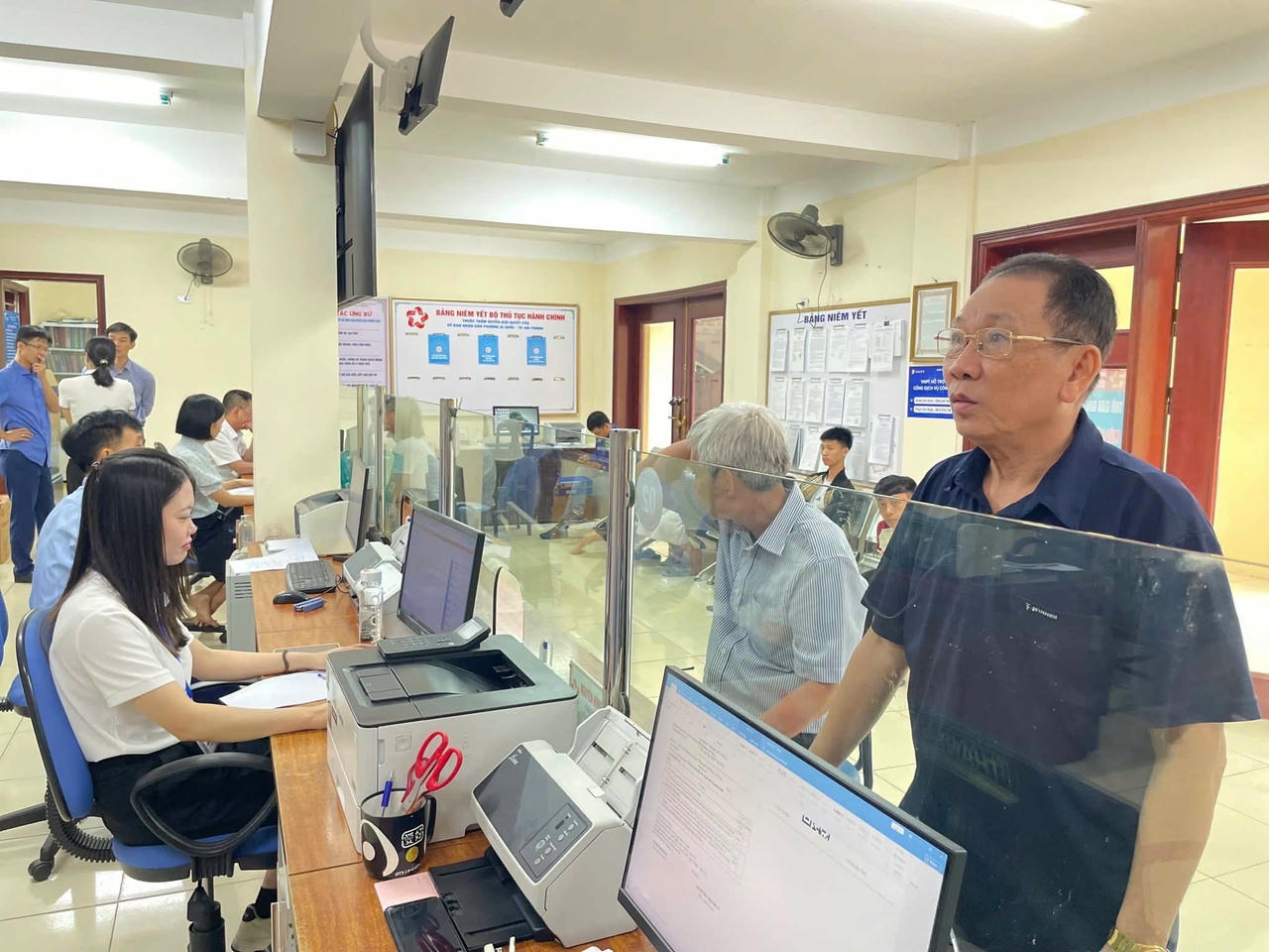 Hải Phòng: Gần 400 thủ tục được giải quyết tại chính quyền cấp xã
Hải Phòng: Gần 400 thủ tục được giải quyết tại chính quyền cấp xã