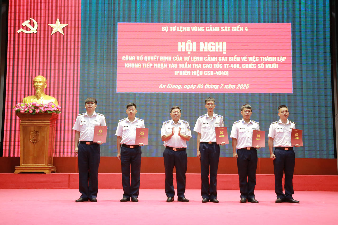 Đại tá Trần Nguyên Lai - Phó Tư lệnh, Tham mưu trưởng Bộ Tư lệnh Vùng Cảnh sát biển 4 trao Quyết định cho cán bộ Khung tàu CSB-4040