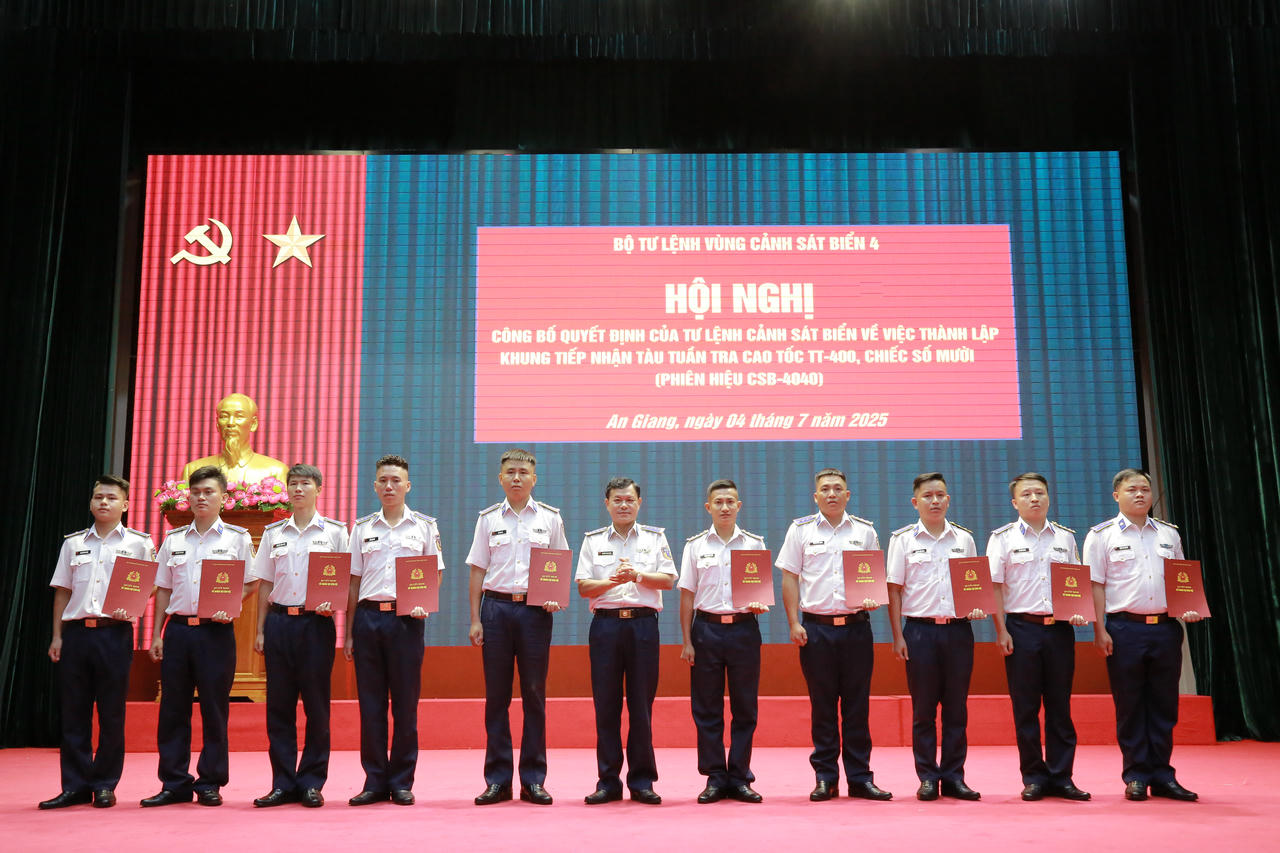 Đại tá Nguyễn Thái Dương - Phó Chính ủy Bộ Tư lệnh Vùng Cảnh sát biển 4 trao Quyết định cho quân nhân chuyên nghiệp Khung tàu CSB-4040