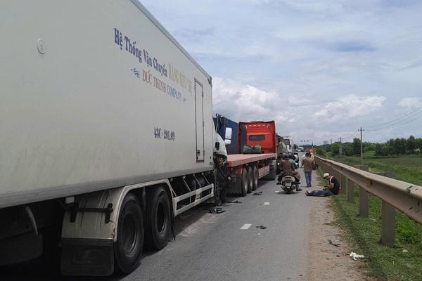 5 xe ô tô va chạm liên hoàn trên đường tránh Đồng Hới 5 xe ô tô va chạm liên hoàn trên đường tránh Đồng Hới