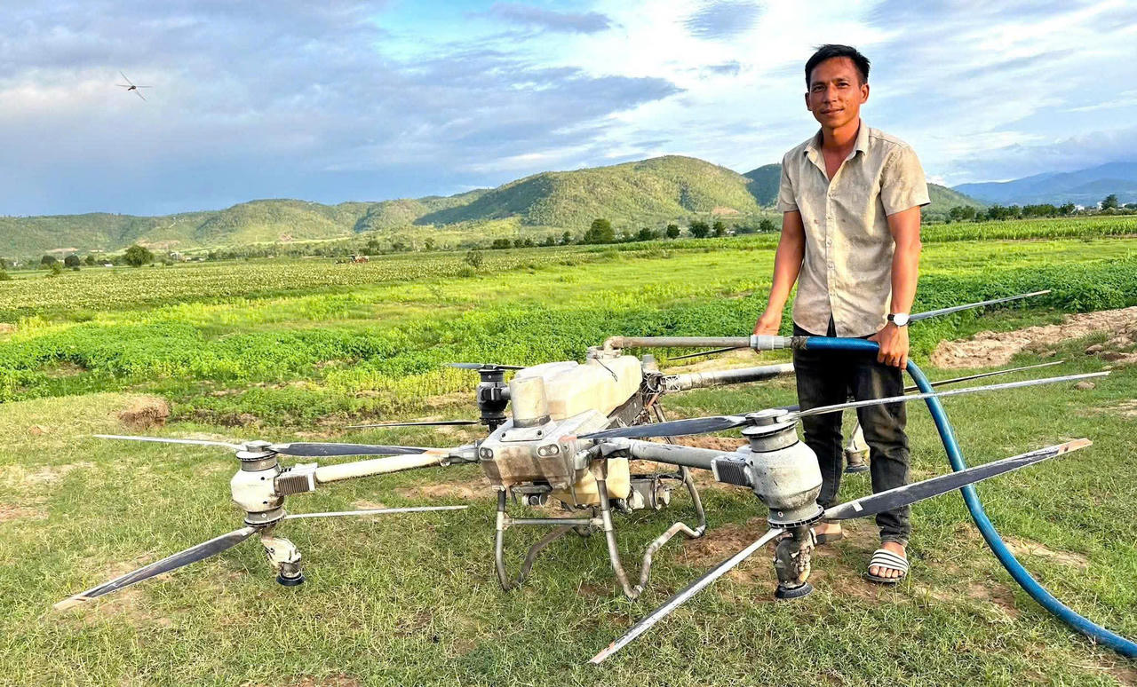 Đề xuất khen thưởng nông dân dùng máy bay không người lái giải cứu 2 cháu nhỏ giữa dòng lũ 