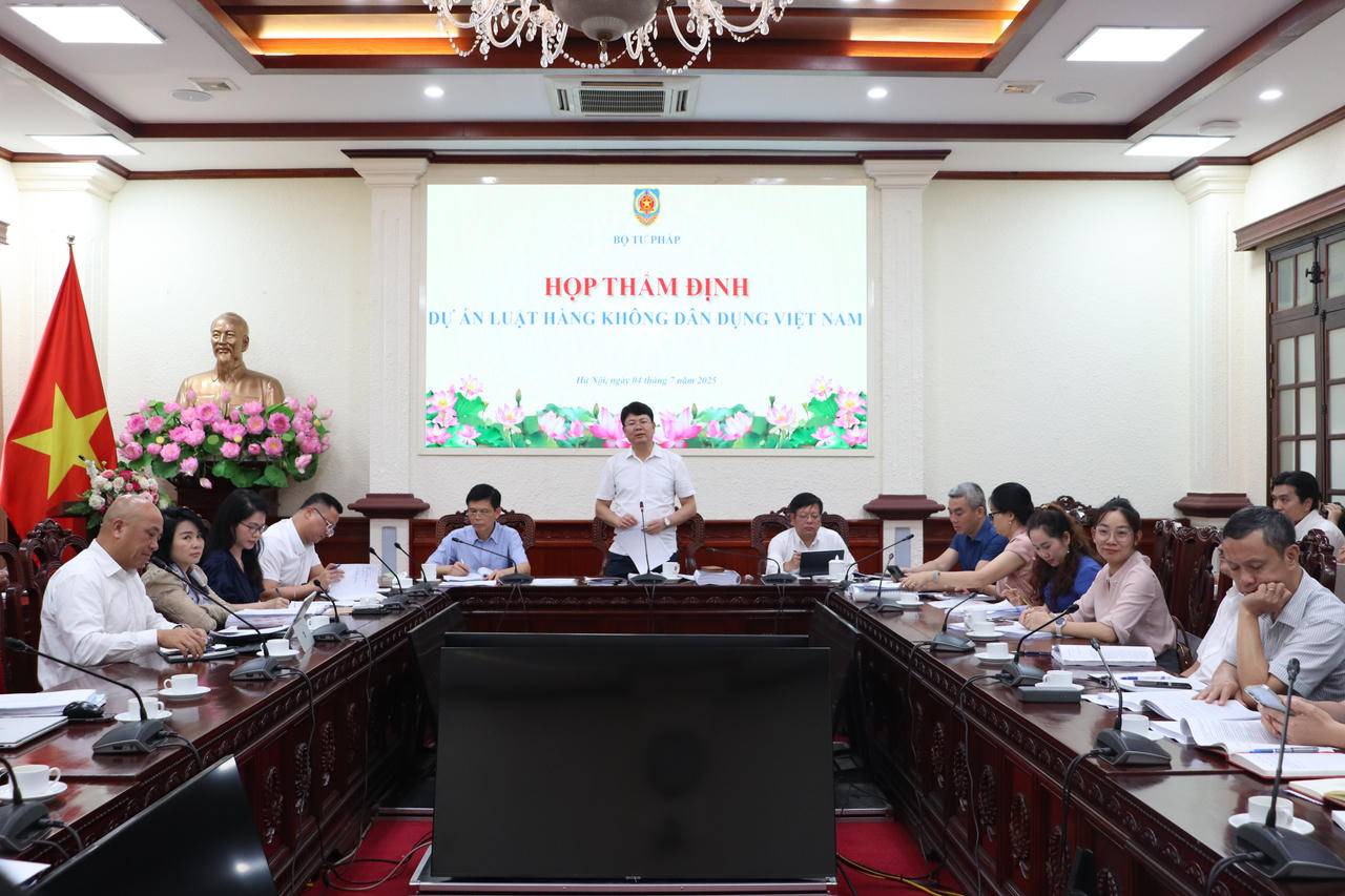 Thứ Trưởng Bộ Tư pháp Nguyễn Thanh Tịnh chủ trì buổi thẩm định.