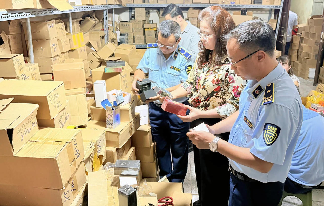 Hà Nội: Bắt giữ hơn 2.000 vụ buôn lậu, hàng giả trong 06 tháng năm 2025