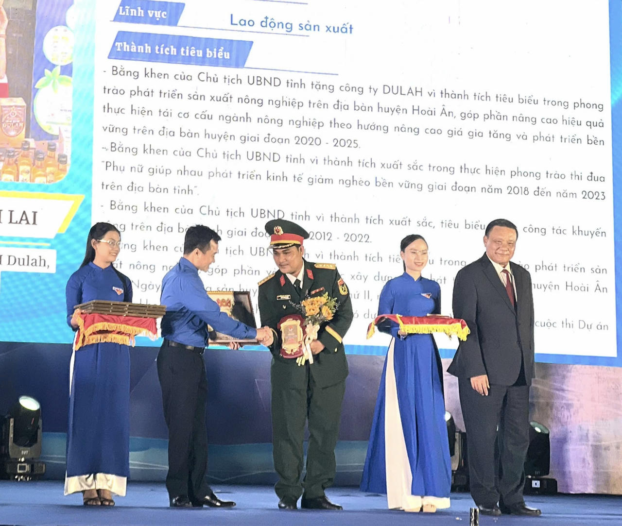 Anh Khiếu nhận giải thưởng Ngô Mây, 10 gương mặt trẻ tiêu biểu tỉnh Bình Định (nay là tỉnh Gia Lai) năm 2024.