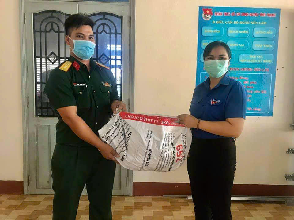 Anh Khiếu cùng đơn vị Hỗ trợ nhu yếu phẩm cho người dân gặp khó khăn trên địa bàn tỉnh do dịch Covid-19. 