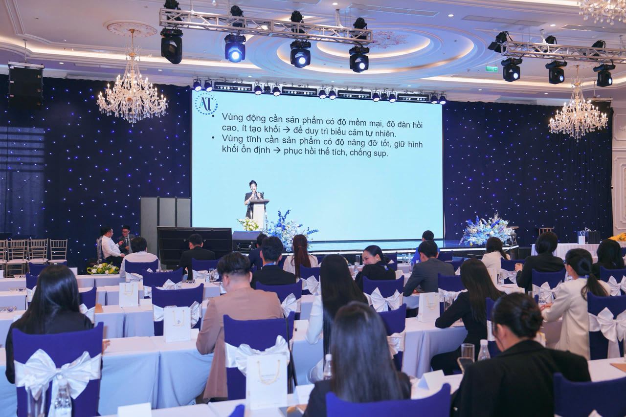PGS. TS. BS Nguyễn Trọng Hào, Chủ tịch Hội Da liễu TP HCM trong một bài báo cáo khoa học tâm huyết về điều trị nám má trong sự kiện.