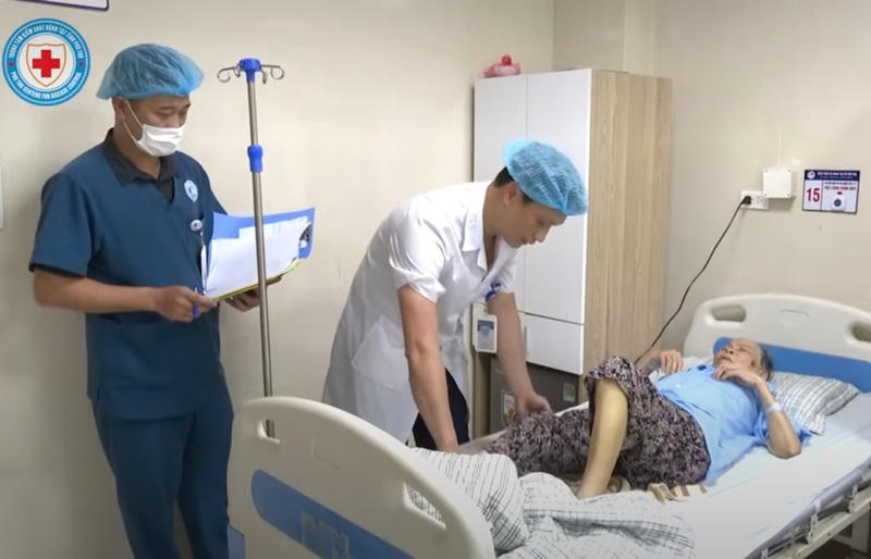 Các bác sĩ Bệnh viện đa khoa thị xã Phú Thọ thăm, khám cho bệnh nhân. (Ảnh: CDC Phú Thọ)