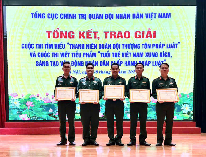 Anh Khiếu (thứ hai từ trái qua) Đạt giải C cuộc thi Viết tìm hiểu Pháp luật cấp Bộ Quốc phòng năm 2023.